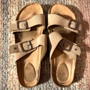 Flat bed sandals